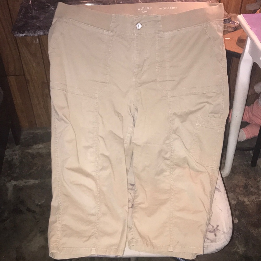 I’m selling mid rise capris I got them from goodwill  they’re cute!